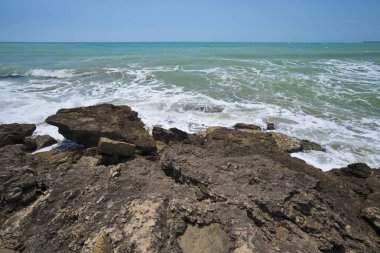 İtalya, Sicilya Güney Doğu kayalık sahil Torre di Mezzo (Ragusa eyaletinde, Sicilya, deniz görünümü)
