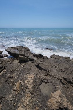 İtalya, Sicilya Güney Doğu kayalık sahil Torre di Mezzo (Ragusa eyaletinde, Sicilya, deniz görünümü)