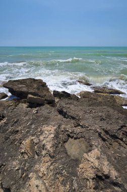 İtalya, Sicilya Güney Doğu kayalık sahil Torre di Mezzo (Ragusa eyaletinde, Sicilya, deniz görünümü)