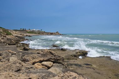 İtalya, Sicilya Güney Doğu kayalık sahil Torre di Mezzo (Ragusa eyaletinde, Sicilya, deniz görünümü)