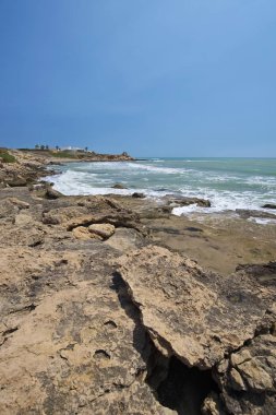 İtalya, Sicilya Güney Doğu kayalık sahil Torre di Mezzo (Ragusa eyaletinde, Sicilya, deniz görünümü)