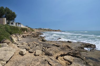 İtalya, Sicilya Güney Doğu kayalık sahil Torre di Mezzo (Ragusa eyaletinde, Sicilya, deniz görünümü)