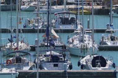 İtalya, Sicilya, Akdeniz, Marina di Ragusa; 28 Haziran 2018, Yelkenli tekneler limanda - Editörden