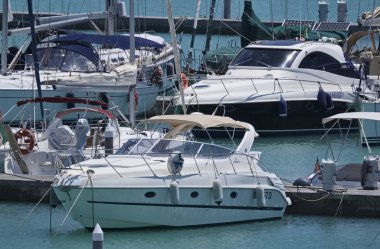 İtalya, Sicilya, Akdeniz, Marina di Ragusa; 28 Haziran 2018, Lüks Yatlar port - Editörden