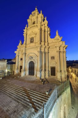 İtalya, Sicilya, Ragusa Ibla, görünümü barok St. George's Cathedral cephe gün batımında