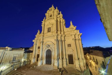 İtalya, Sicilya, Ragusa Ibla, görünümü barok St. George's Cathedral cephe gün batımında