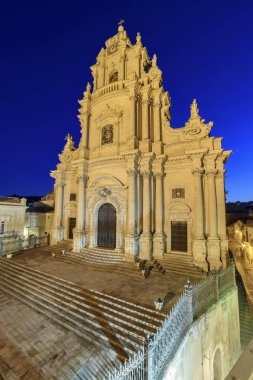 İtalya, Sicilya, Ragusa Ibla, görünümü barok St. George's Cathedral cephe gün batımında