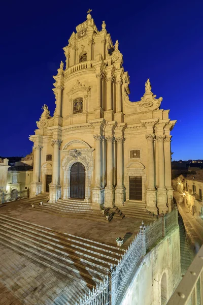 イタリア シチリア島 ラグーザ イブラ 夕暮れのバロック様式の聖ジョージ大聖堂ファサード観 — ストック写真
