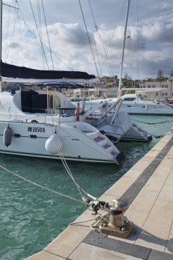 İtalya, Sicilya, Akdeniz, Marina di Ragusa; 25 Haziran 2018, Yelkenli tekneler limanda - Editörden