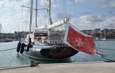 İtalya, Sicilya, Akdeniz, Marina di Ragusa; 25 Haziran 2018, büyük Yelkenli tekne liman - Editörden