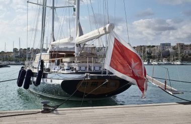 İtalya, Sicilya, Akdeniz, Marina di Ragusa; 25 Haziran 2018, büyük Yelkenli tekne liman - Editörden