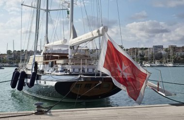 İtalya, Sicilya, Akdeniz, Marina di Ragusa; 25 Haziran 2018, büyük Yelkenli tekne liman - Editörden