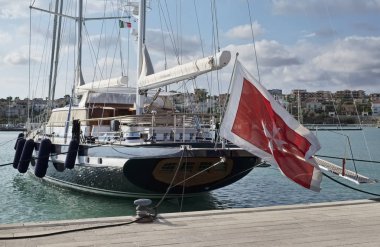 İtalya, Sicilya, Akdeniz, Marina di Ragusa; 25 Haziran 2018, büyük Yelkenli tekne liman - Editörden