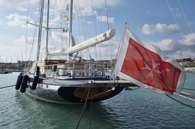 İtalya, Sicilya, Akdeniz, Marina di Ragusa; 25 Haziran 2018, büyük Yelkenli tekne liman - Editörden