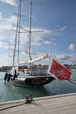 İtalya, Sicilya, Akdeniz, Marina di Ragusa; 25 Haziran 2018, büyük Yelkenli tekne liman - Editörden