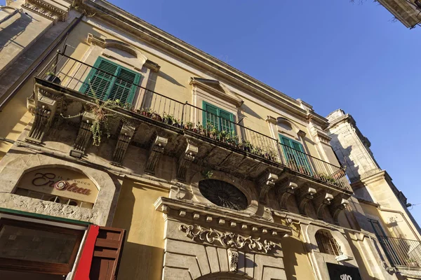 イタリア シチリア島 ラグーザ イブラ 2018 バロック様式の建物や町 社説の中央通りで着くのでショップのビュー — ストック写真