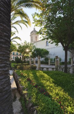 İtalya, Sicilya, Ragusa Ibla, görünümü barok St Vincent Ferreri kilise ve çan kulesi (18. yüzyıl a.C.) Iblei bahçeleri
