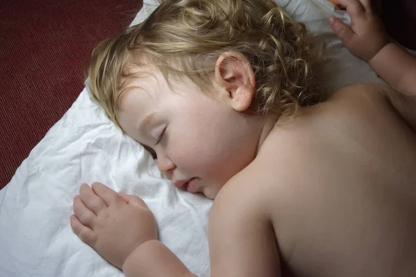 睡着的婴儿男性肖像 — 图库照片