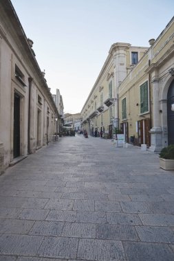 İtalya, Sicilya, Ragusa Ibla, 28 Haziran 2018, insanlar ve barok şehrin - editoryal merkezi bir sokakta bulunan depolar