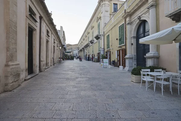 Itália Sicília Ragusa Ibla Junho 2018 Pessoas Lojas Uma Rua — Fotografia de Stock