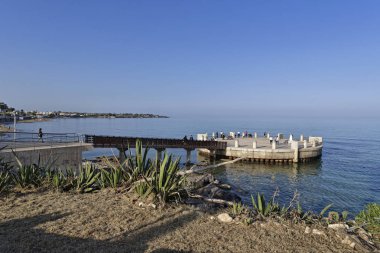 İtalya. Sicilya, Akdeniz, Marina di Noto (Siracusa eyaleti), insanlar denize beton bir platformda