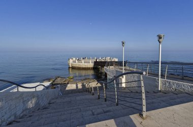 İtalya. Sicilya, Akdeniz, Marina di Noto (Siracusa eyaleti), insanlar denize beton bir platformda