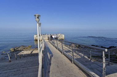 İtalya. Sicilya, Akdeniz, Marina di Noto (Siracusa eyaleti), insanlar denize beton bir platformda