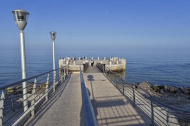 İtalya. Sicilya, Akdeniz, Marina di Noto (Siracusa eyaleti), insanlar denize beton bir platformda.
