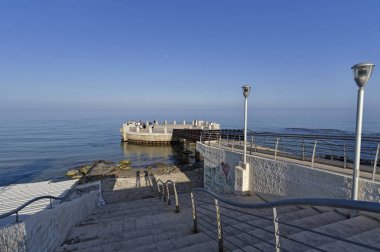 İtalya. Sicilya, Akdeniz, Marina di Noto (Siracusa eyaleti), insanlar denize beton bir platformda.