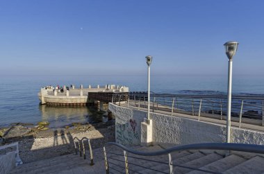 İtalya. Sicilya, Akdeniz, Marina di Noto (Siracusa eyaleti), insanlar denize beton bir platformda.