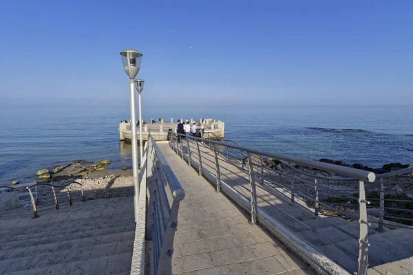 İtalya. Sicilya, Akdeniz, Marina di Noto (Siracusa eyaleti), insanlar denize beton bir platformda.