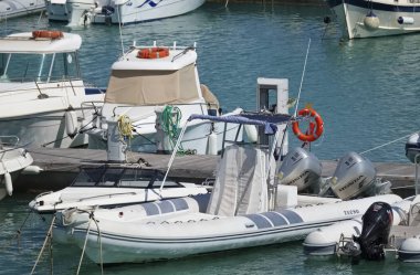 İtalya, Sicilya, Akdeniz, Marina di Ragusa; 9 Temmuz 2018, motorlu tekneler limanda - Editörden