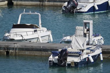 İtalya, Sicilya, Akdeniz, Marina di Ragusa; 9 Temmuz 2018, motorlu tekneler limanda - Editörden