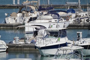 İtalya, Sicilya, Akdeniz, Marina di Ragusa; 9 Temmuz 2018, Lüks Yatlar port - Editörden
