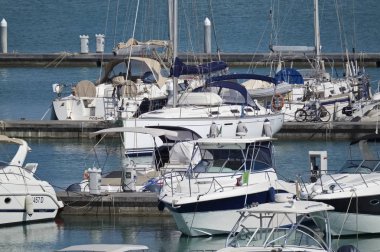 İtalya, Sicilya, Akdeniz, Marina di Ragusa; 9 Temmuz 2018, Lüks Yatlar port - Editörden