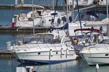 İtalya, Sicilya, Akdeniz, Marina di Ragusa; 9 Temmuz 2018, Lüks Yatlar port - Editörden
