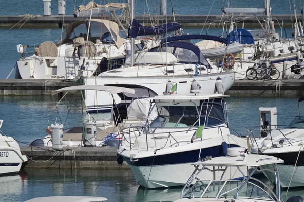 İtalya, Sicilya, Akdeniz, Marina di Ragusa; 9 Temmuz 2018, Lüks Yatlar port - Editörden