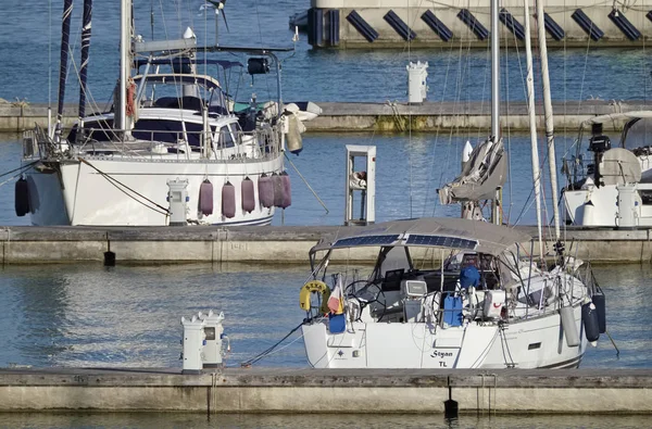 İtalya, Sicilya, Akdeniz, Marina di Ragusa; 9 Temmuz 2018, Yelkenli tekneler limanda - Editörden