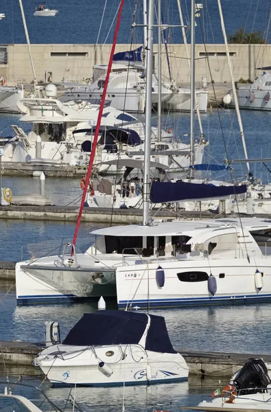 Italien Sizilien Mittelmeer Marina Ragusa Juli 2018 Boote Und Luxusyachten — Stockfoto