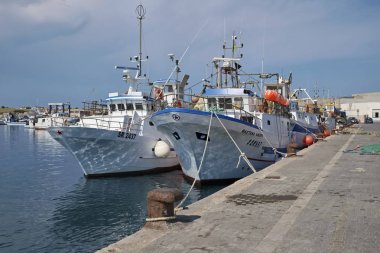 İtalya, Sicilya, Portopalo di Capo Passero, limanda balıkçı tekneleri