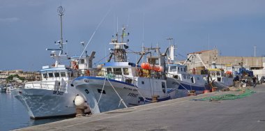 İtalya, Sicilya, Portopalo di Capo Passero, limanda balıkçı tekneleri