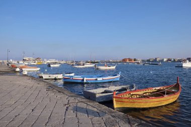 İtalya, Sicilya, Marzamemi (Siracusa eyaleti); balıkçı tekneleri Marina
