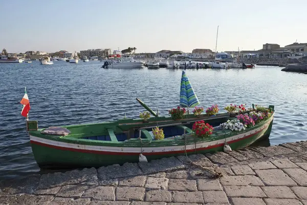 Talya Sicilya Marzamemi Siracusa Eyaleti Marinada Çiçekli Balıkçı Teknesi — Stok fotoğraf