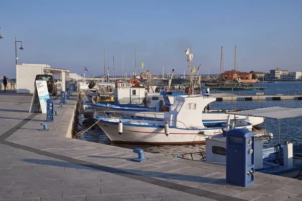 İtalya, Sicilya, Marzamemi (Siracusa eyaleti); 10 Temmuz 2018, balıkçı tekneleri limanda - Editörden