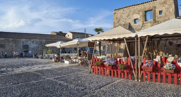 İtalya, Sicilya, Marzamemi (Siracusa eyaleti); 10 Temmuz 2018, insanlar ve küçük kasaba - yazı işleri eski kesiminde restoranlarda