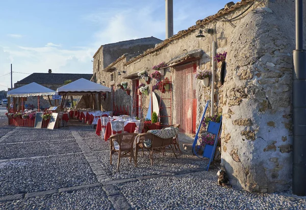 İtalya, Sicilya, Marzamemi (Siracusa eyaleti); 10 Temmuz 2018, Restoran eski bölümü kasaba - Editörden