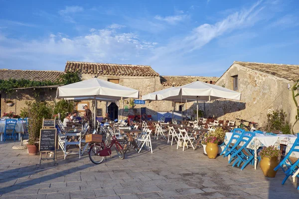 Italia Sicilia Marzamemi Provincia Siracusa Julio 2018 Personas Restaurantes Casco — Foto de Stock