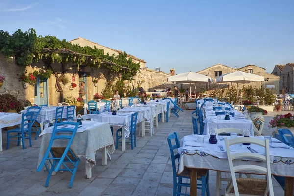 İtalya, Sicilya, Marzamemi (Siracusa eyaleti); 10 Temmuz 2018, insanlar ve küçük kasaba - yazı işleri eski kesiminde restoranlarda