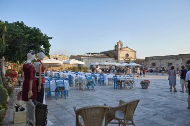 İtalya, Sicilya, Marzamemi (Siracusa eyaleti); 10 Temmuz 2018, insanlar ve küçük kasaba - yazı işleri eski kesiminde restoranlarda