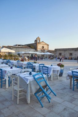 İtalya, Sicilya, Marzamemi (Siracusa eyaleti); 10 Temmuz 2018, insanlar ve küçük kasaba - yazı işleri eski kesiminde restoranlarda